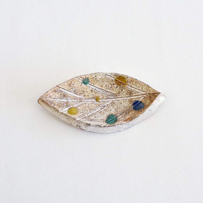 銀泥を焼き付ける技法でつくられた箸置きです