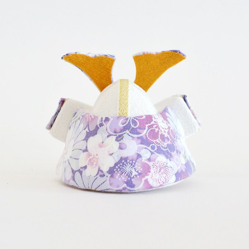 さわやかな色彩の兜飾りです