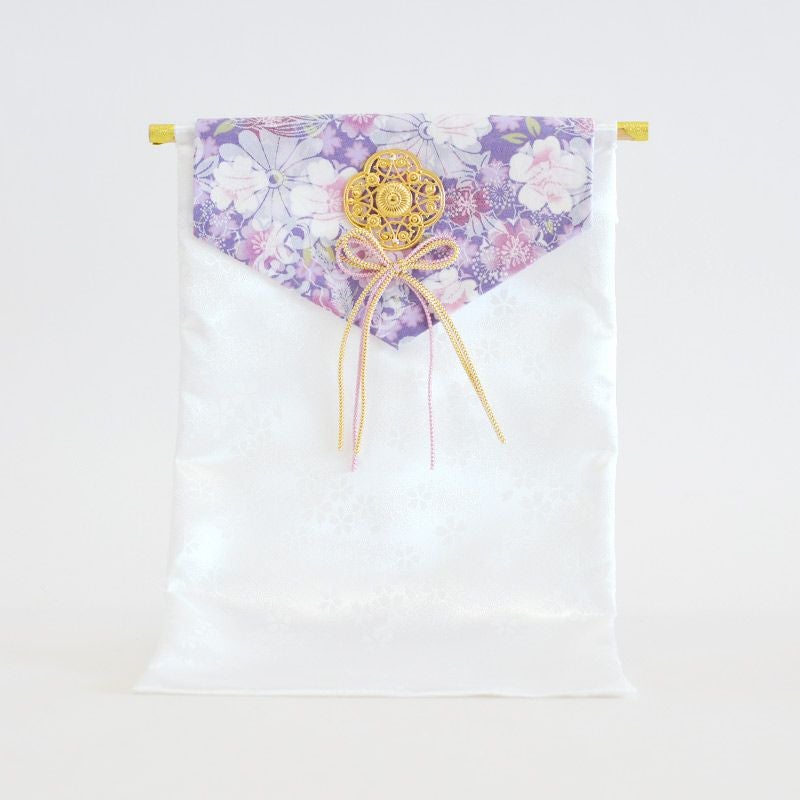 艶のある生地に映える菖蒲の花です