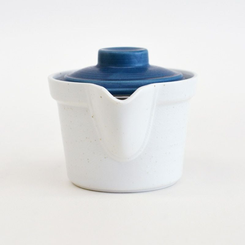 モダンなフォルムのポットです