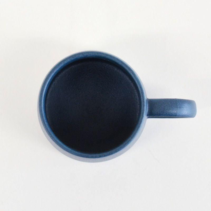 上部が狭く、香りをのがさない形状です