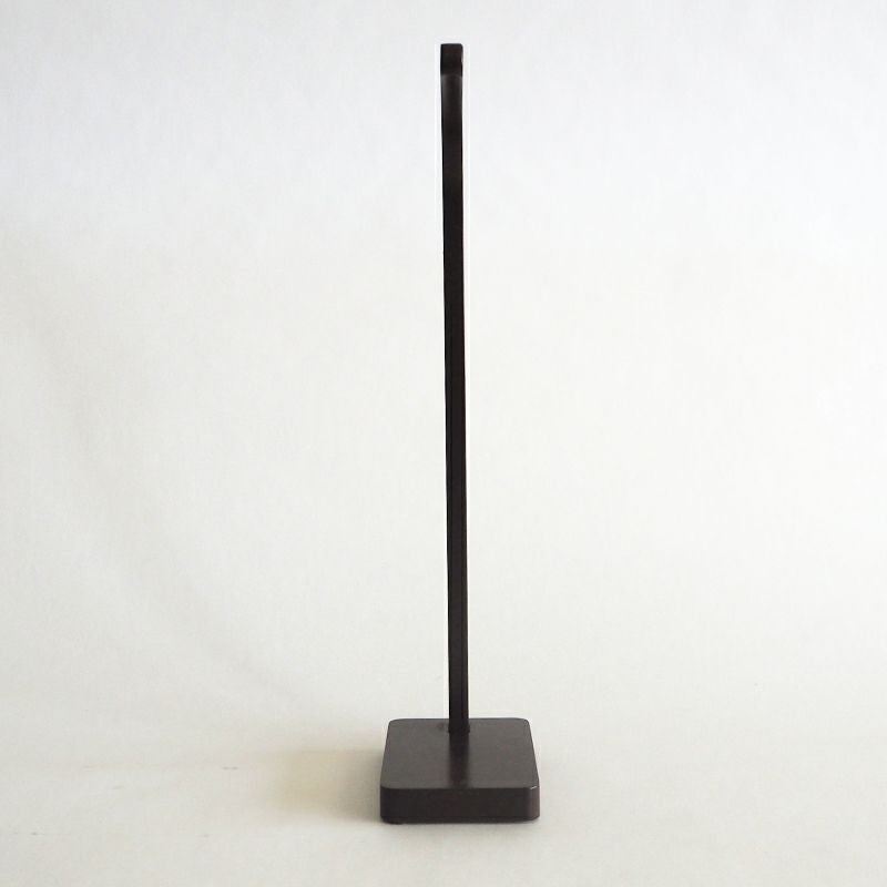 木製で軽く、ダークブラウンカラーでどんな飾りやお部屋にも馴染みやすいです。