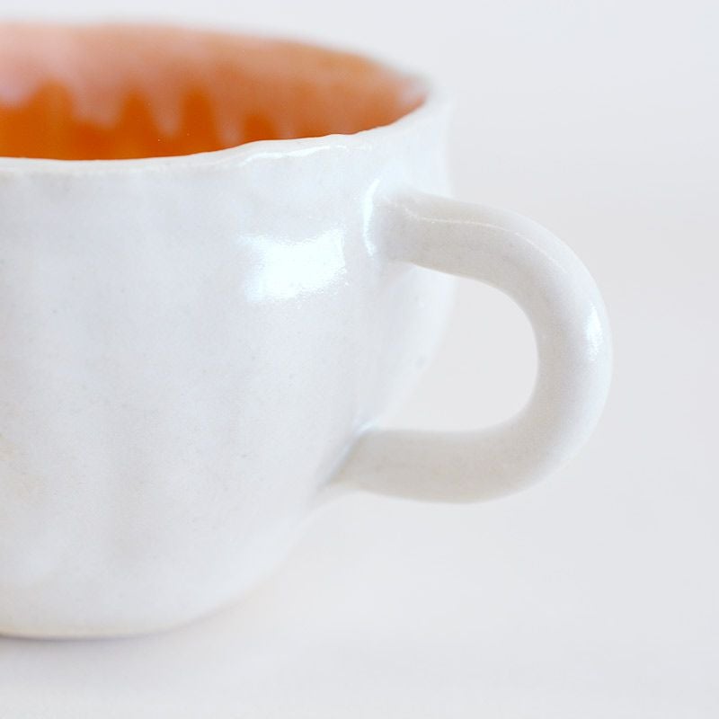 指を掛けやすい丸い持ち手です