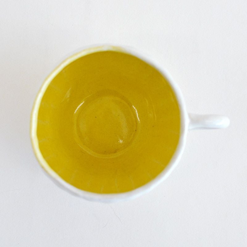 内側に鮮やかなイエローの釉薬が施釉されています