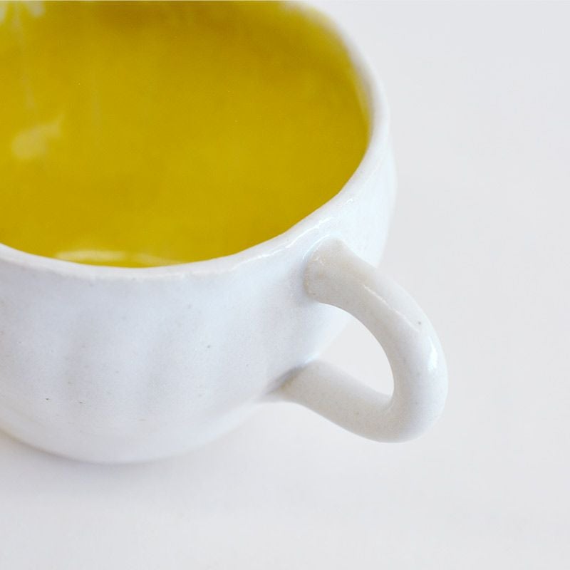 指を掛けやすい丸い持ち手です