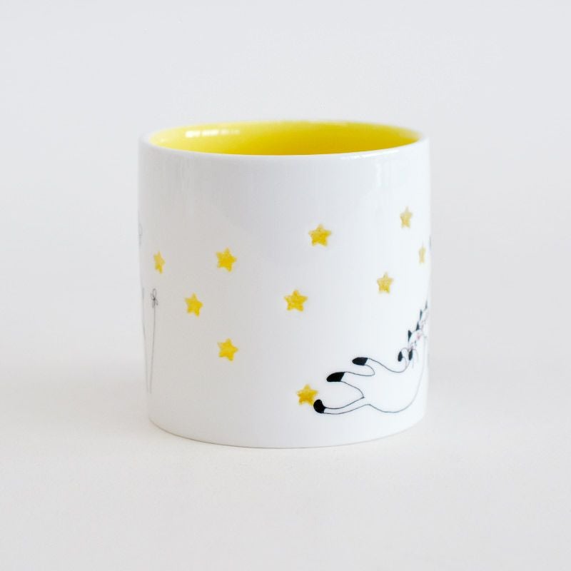 星型の透かし彫りに内側の黄色が透けて見えます