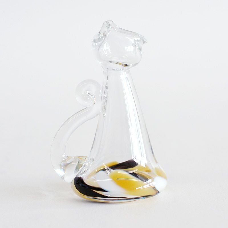 茶と白黒のマーブル模様が印象的です