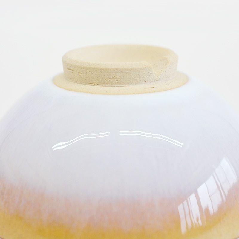 釉薬の掛け分けにうっすらと貫入が入り独特の表情を出しています