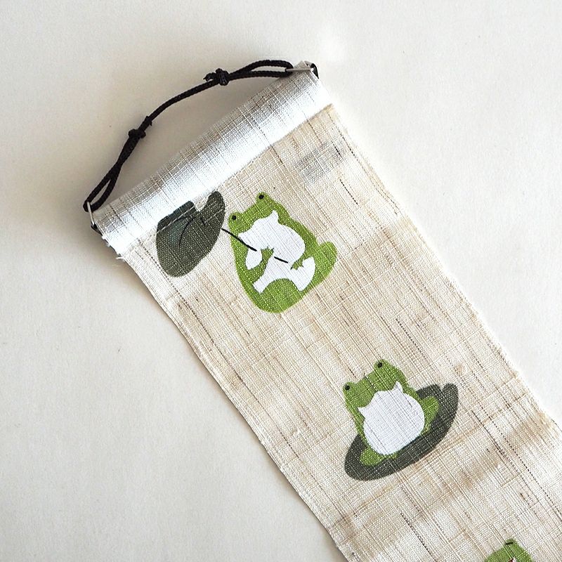 かわいい蛙たちが楽しげな印象です