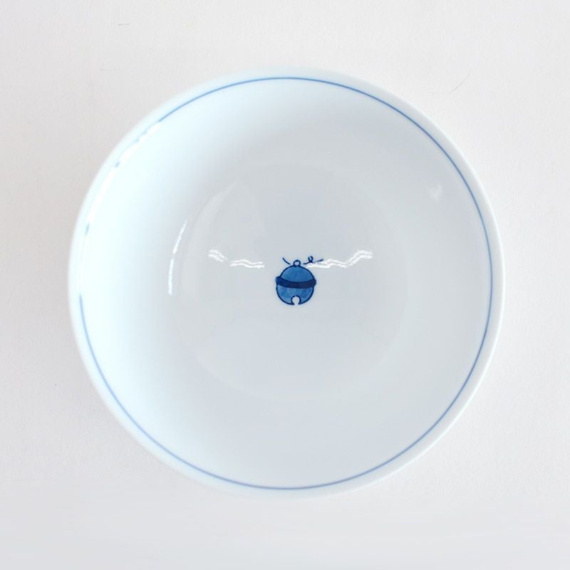 内側の底には鈴が描かれています