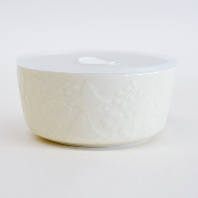 ムーミンと仲間が凹凸のレリーフで表現されています