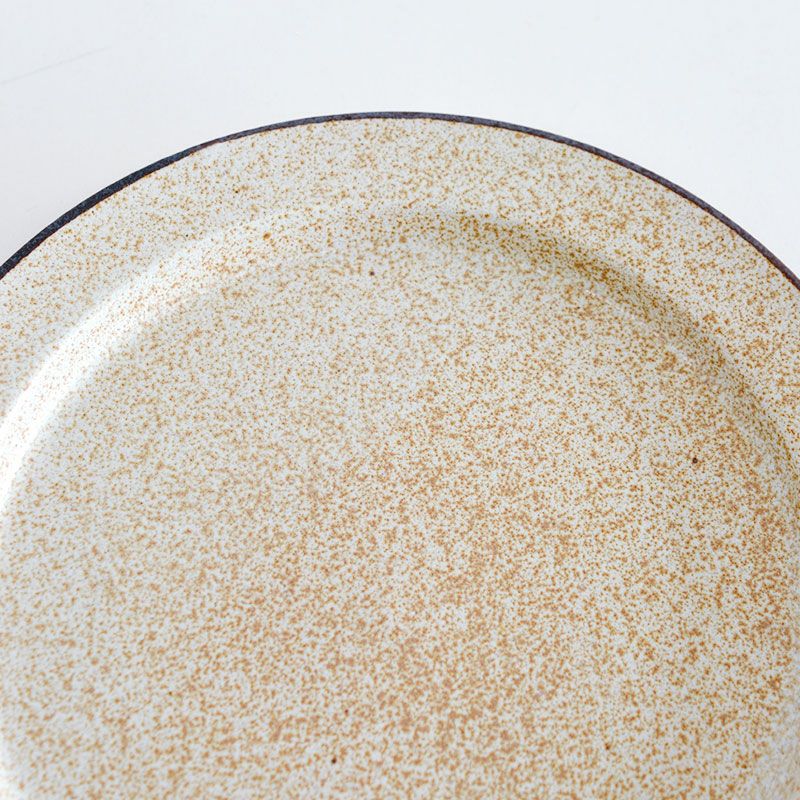 ナチュラルな印象のざらついた釉薬です