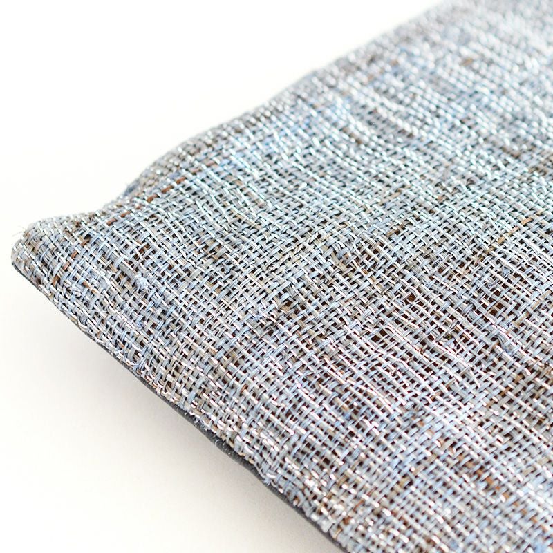 銀糸太布とは、ざっくりとした手織り麻に銀糸を織り込んだ、特別感のある生地です