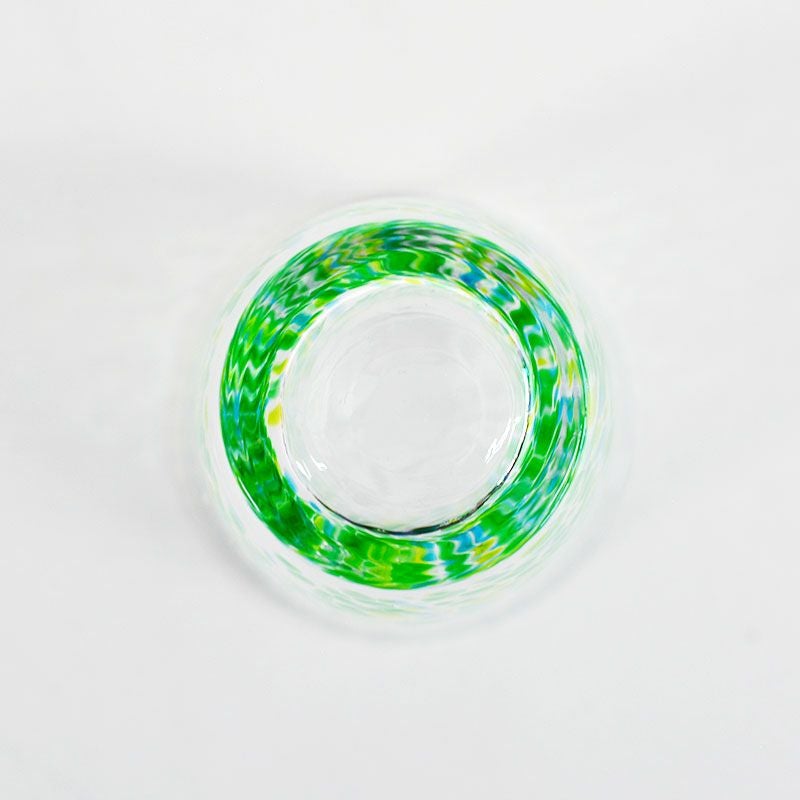 透明なガラスに爽やかな緑が映えます