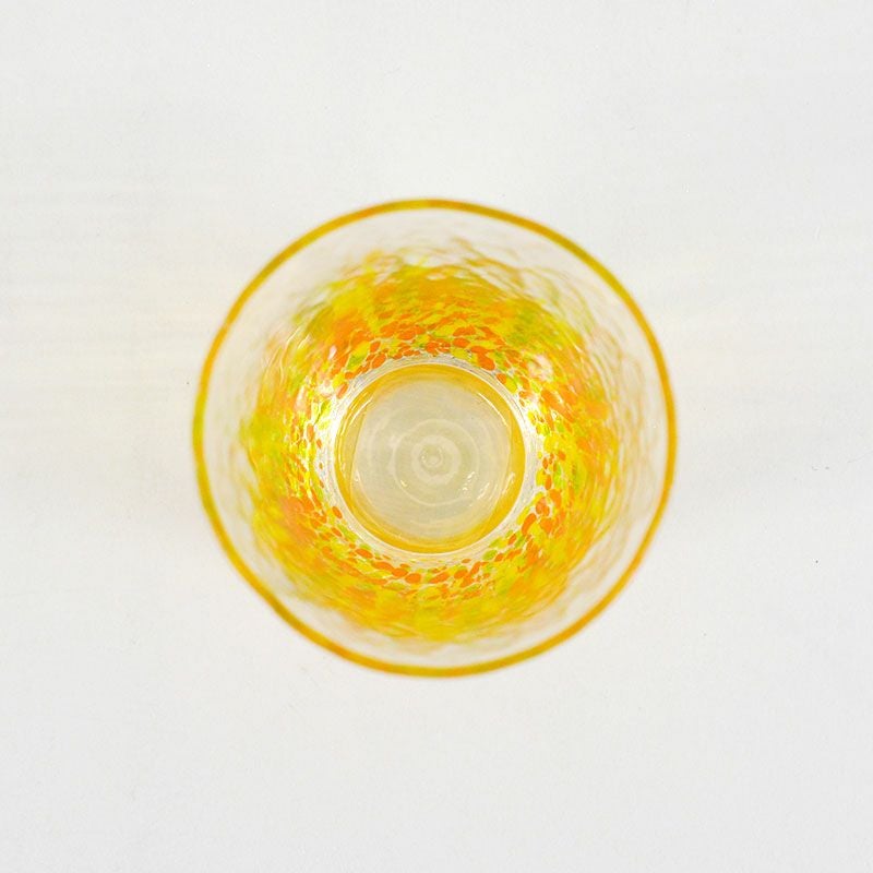 透明なグラスに明るい陽ざしがさしているようです