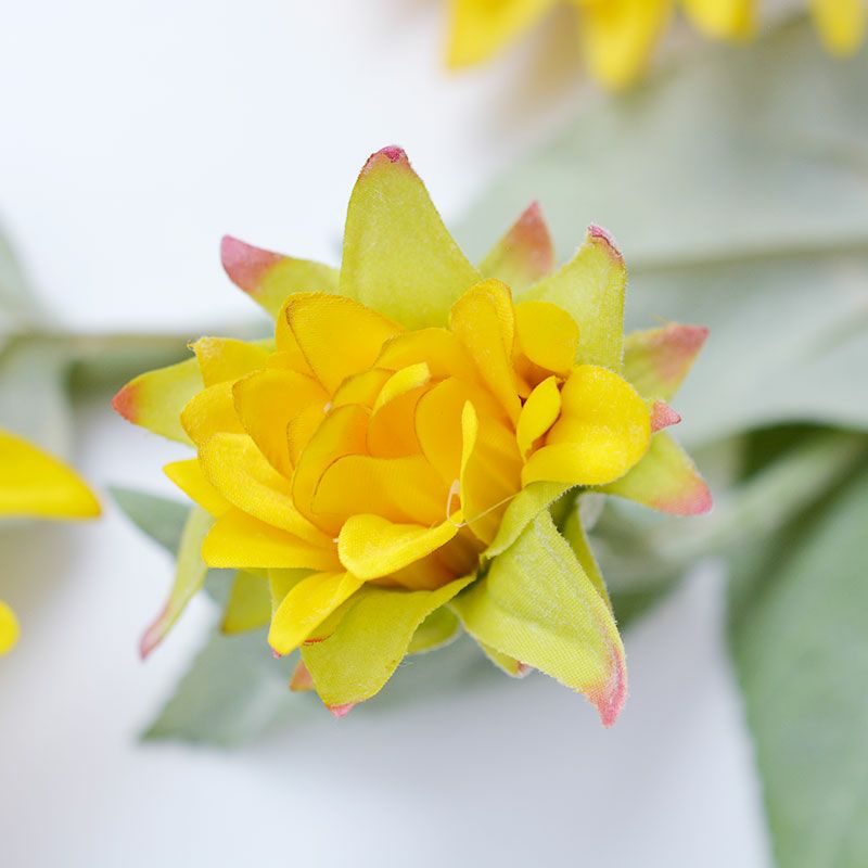 今にも咲きそうなつぼみも再現されています