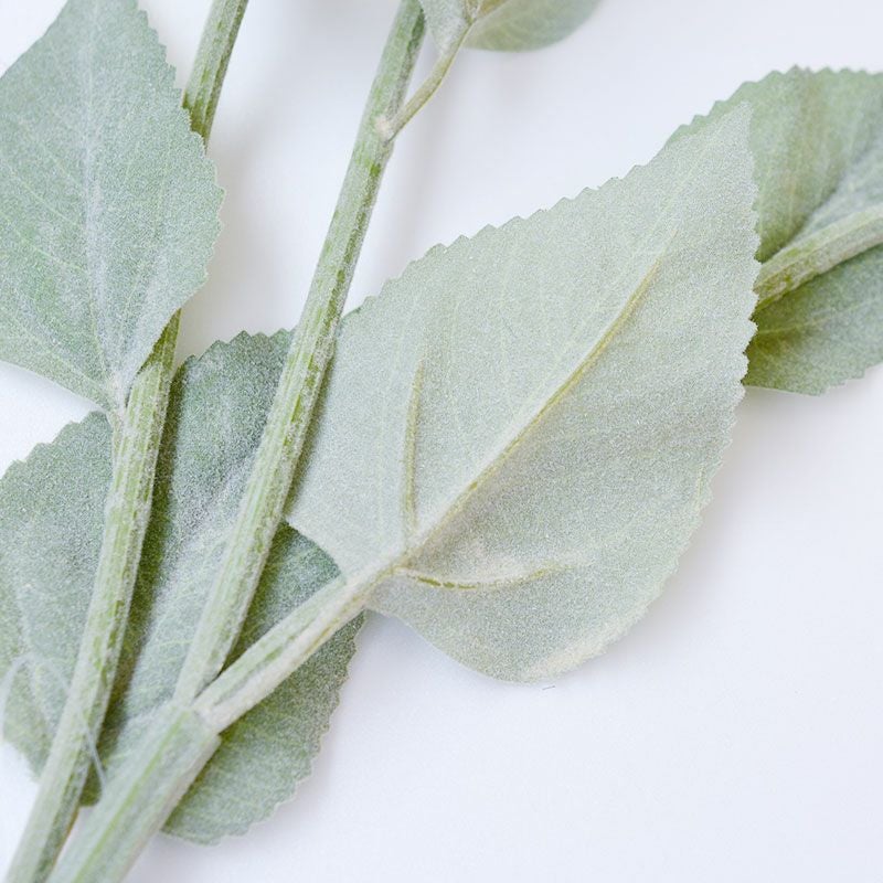 葉っぱの裏側もリアルに再現しています