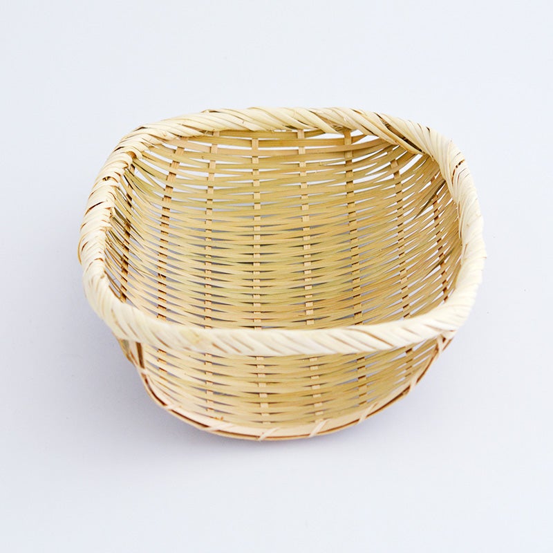 根菜や茶碗などを収納するざるとして
