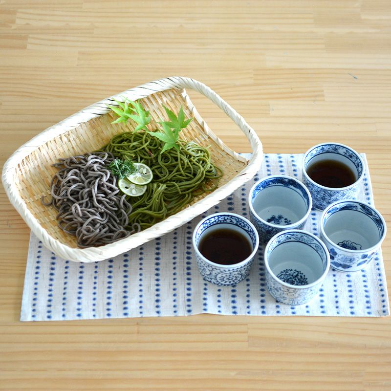 夏の暑い日にはそばを盛り付けて