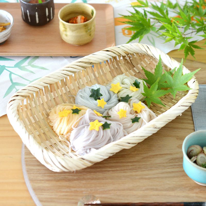 七夕のそうめんを盛り付けて