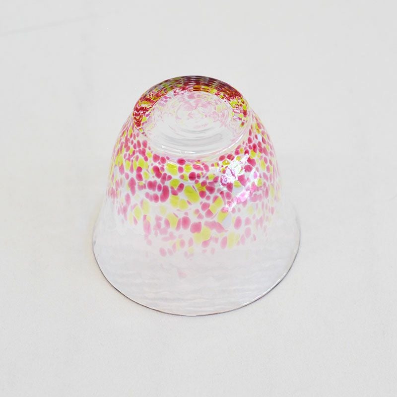 透明なガラスに鮮やかな赤が映えます