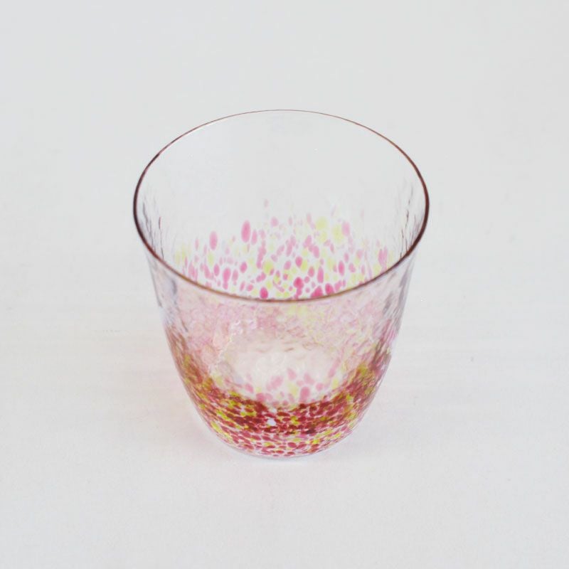 花をモチーフにしたグラデーションが鮮やかです