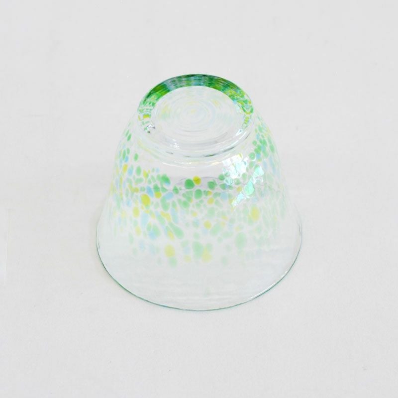 透明なガラスに鮮やかな緑が映えます