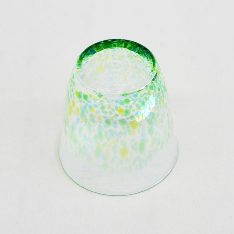 透明なガラスに鮮やかな緑が映えます