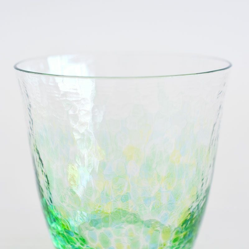 凹凸のあるガラスの表面にグラデーションが爽やかです