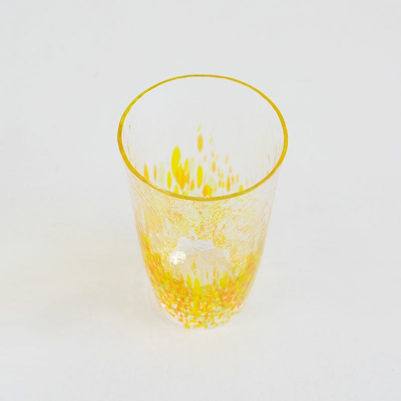 陽をモチーフにしたグラデーションが鮮やか