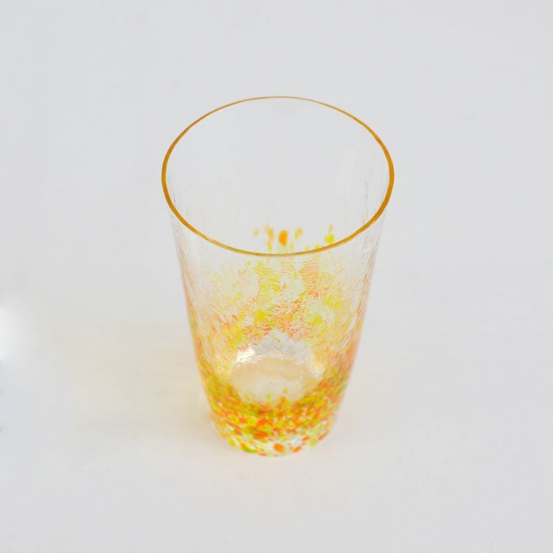 陽をモチーフにしたグラデーションが鮮やか