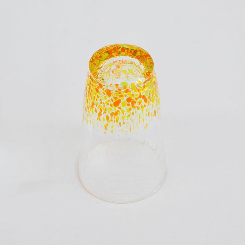 透明なガラスに鮮やかなオレンジが映えます