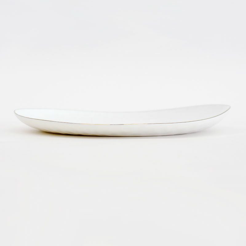 薄い形状なので盛り付けた料理が映えます