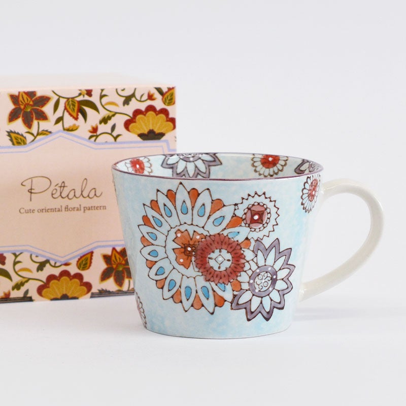 オリエンタルな花柄をモチーフにした「Petala マグ サンフラワー」です
