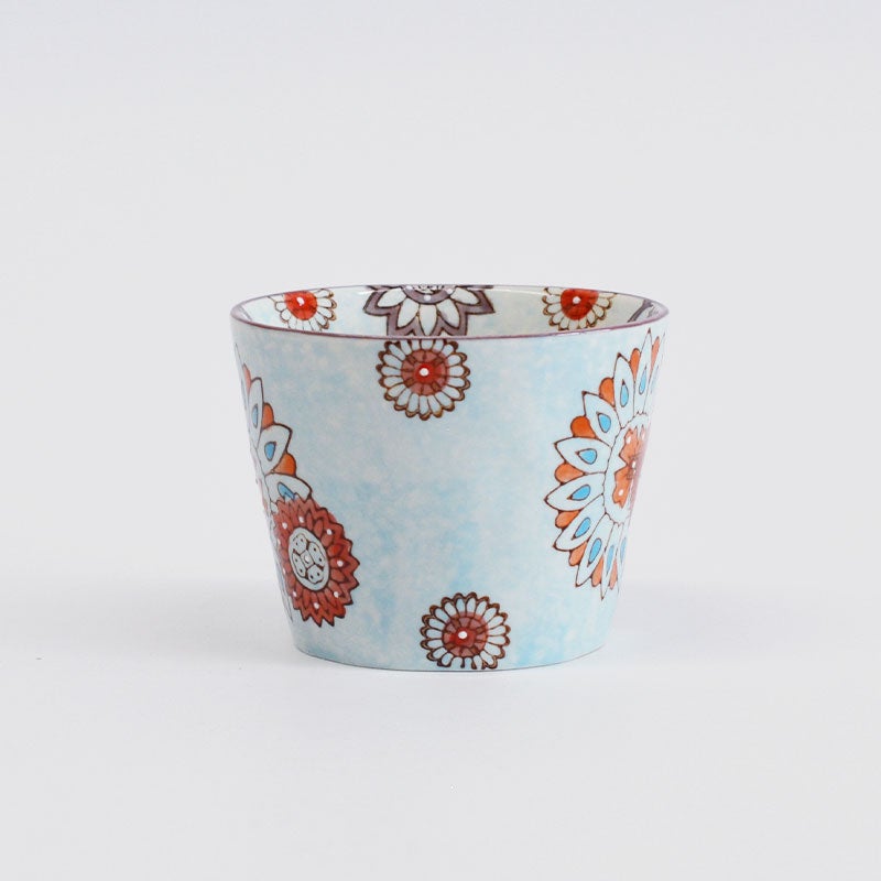 珈琲や紅茶、カフェラテもたっぷり飲めるサイズです