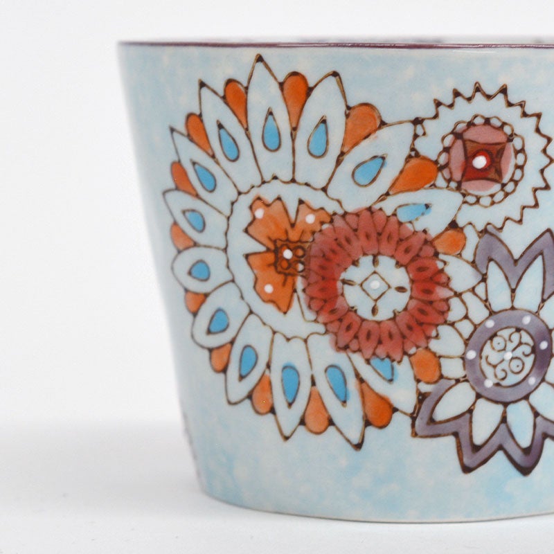 ひまわりのようなワイルドな植物の柄が描かれています