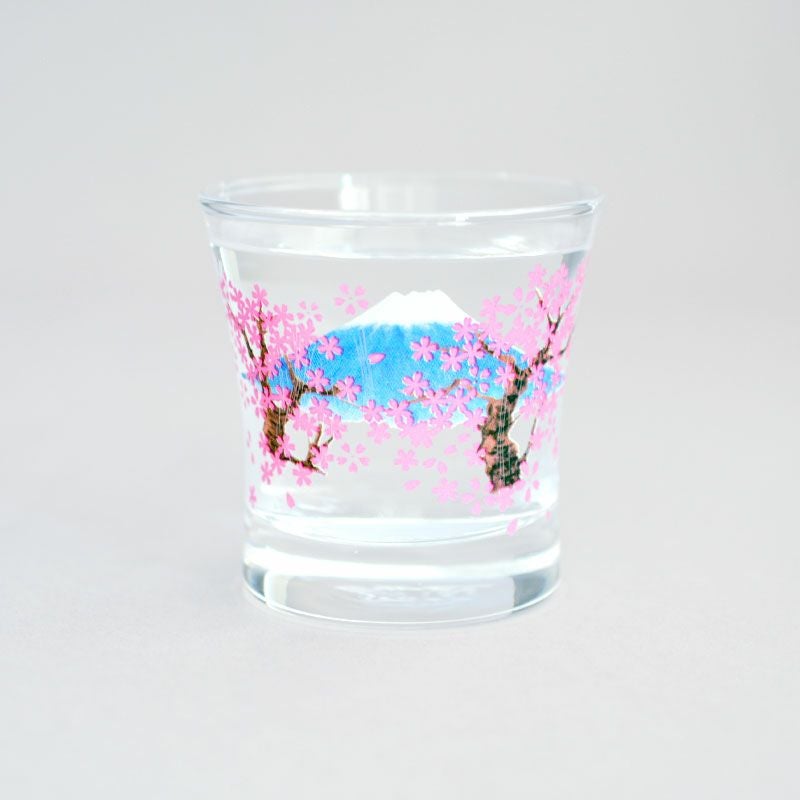 冷たい冷酒を注ぐと桜が咲きます