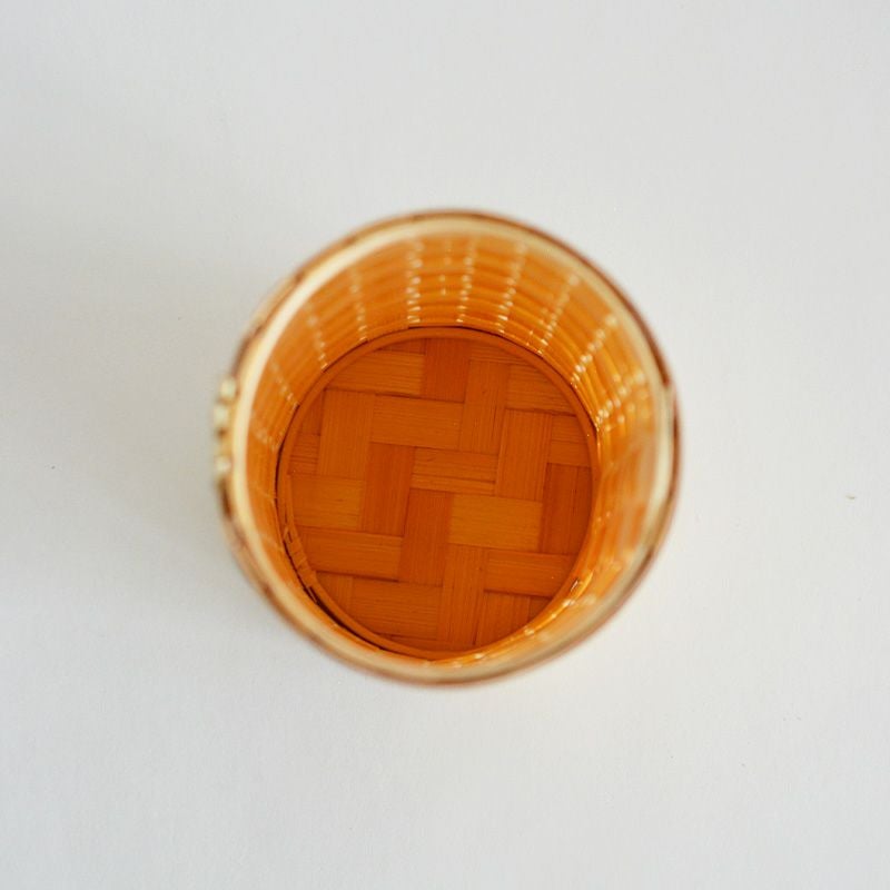 中にプラスチックの筒を入れて花を生けられます