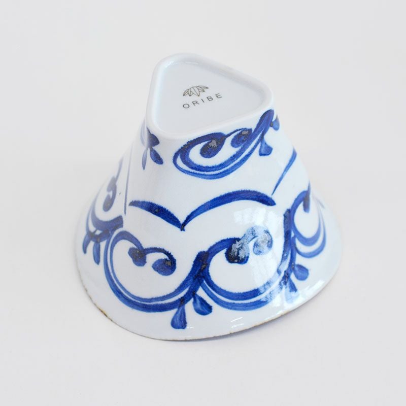 ユニークな形状に大胆な絵柄が印象的