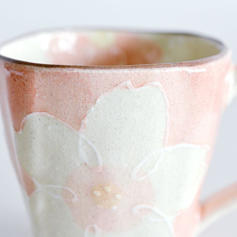 表面には貫入が入り味わいのある表情を出しています