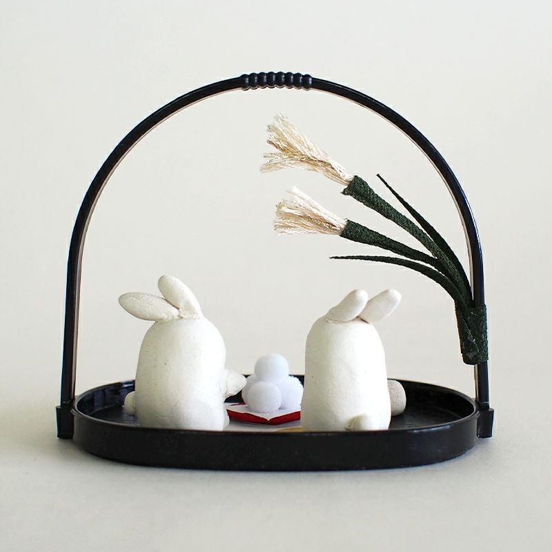 土の温かみが感じられる置物です