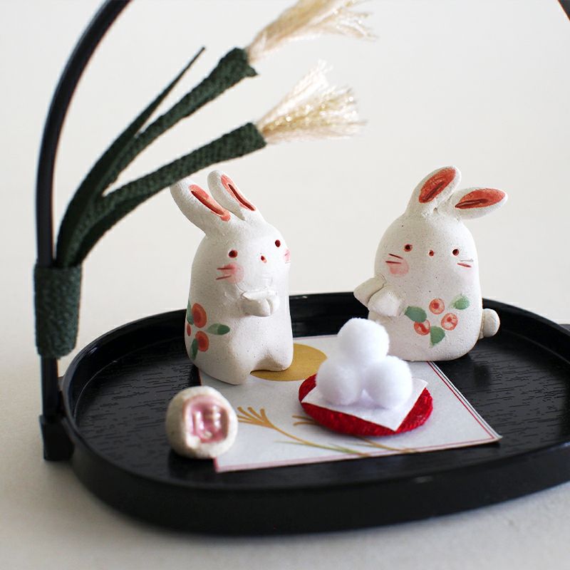 二匹のうさぎが仲良くお月見をしているほっこりとした置物です