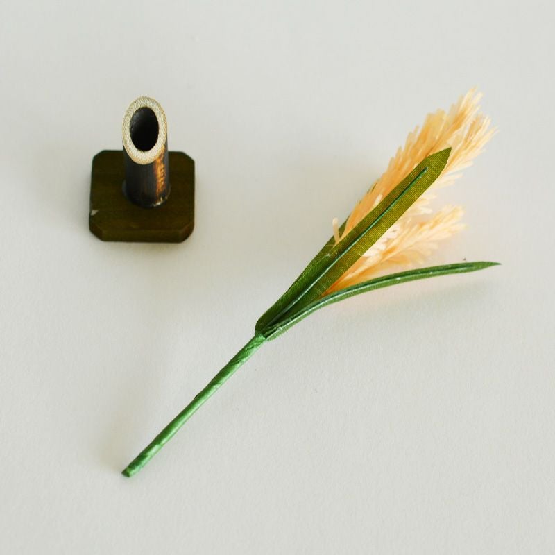 ミニススキとすすきを飾る花入れがついています