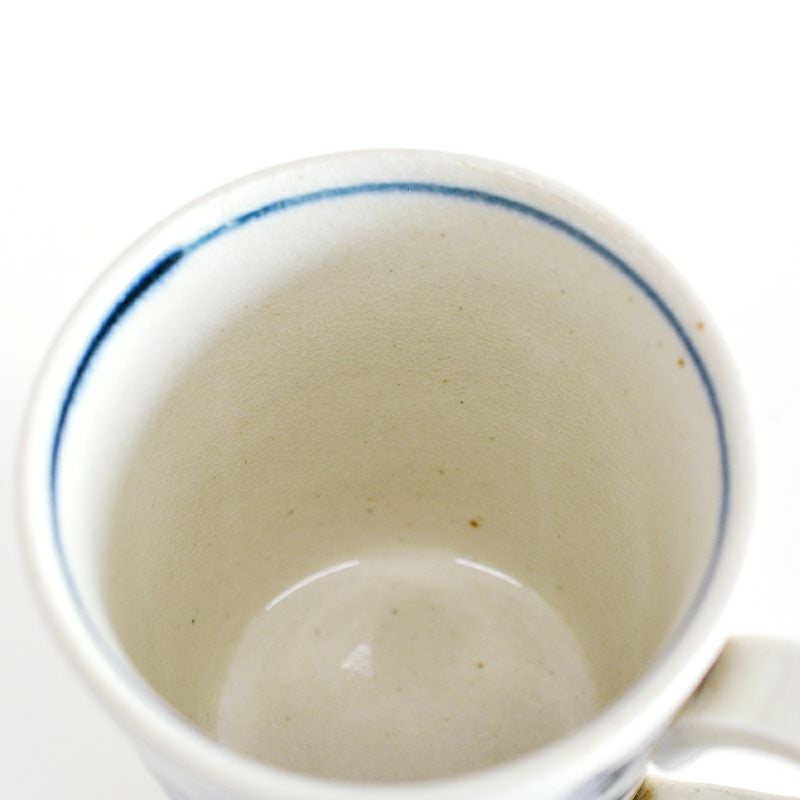 手描きの線画がカップを引き締めます