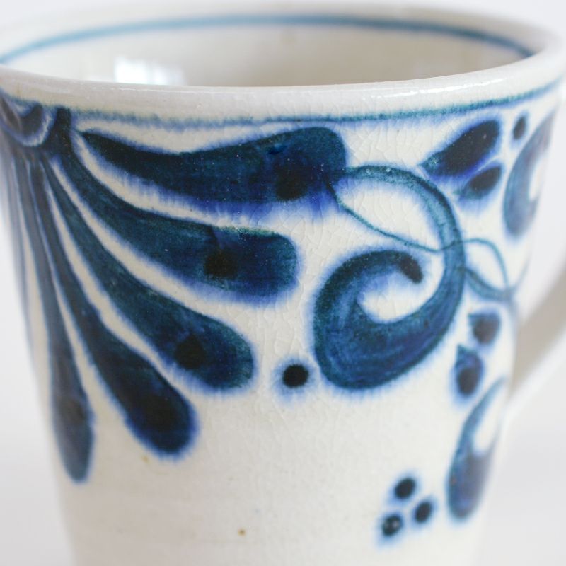 職人による手描きの染付です