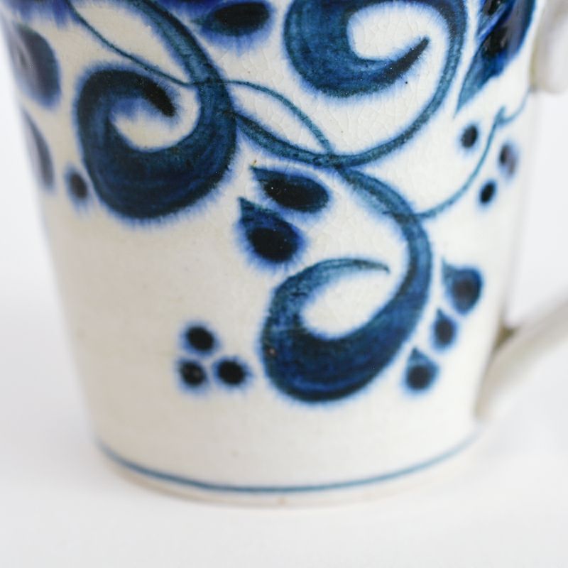 ひとつひとつ職人が描く大胆な安南絵柄