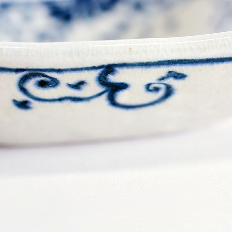 貫入と絵柄のにじみ具合が絶妙です