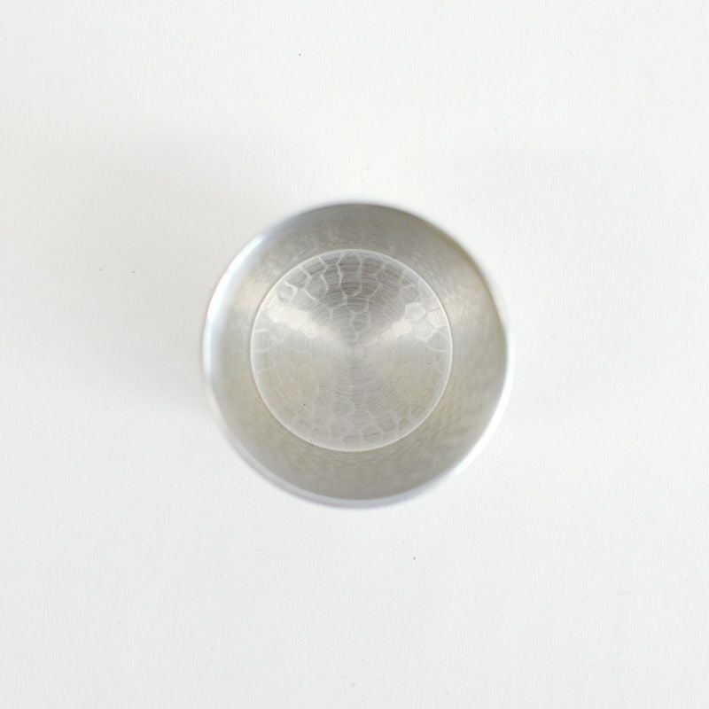 冷えた冷酒を注ぐと器が冷え、格別な口あたりになります