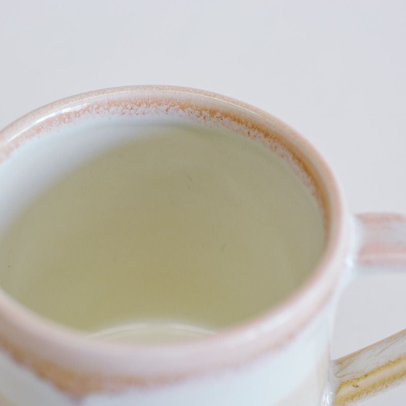 乳白とピンクの釉薬がやさしい表情を醸し出します