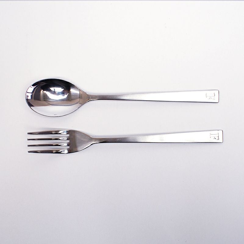 フォークとスプーンがセットされます